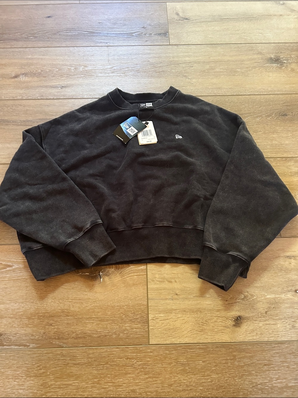 New Era Black Cropped Crewneck Sweatshirt with Small Logo - NWT